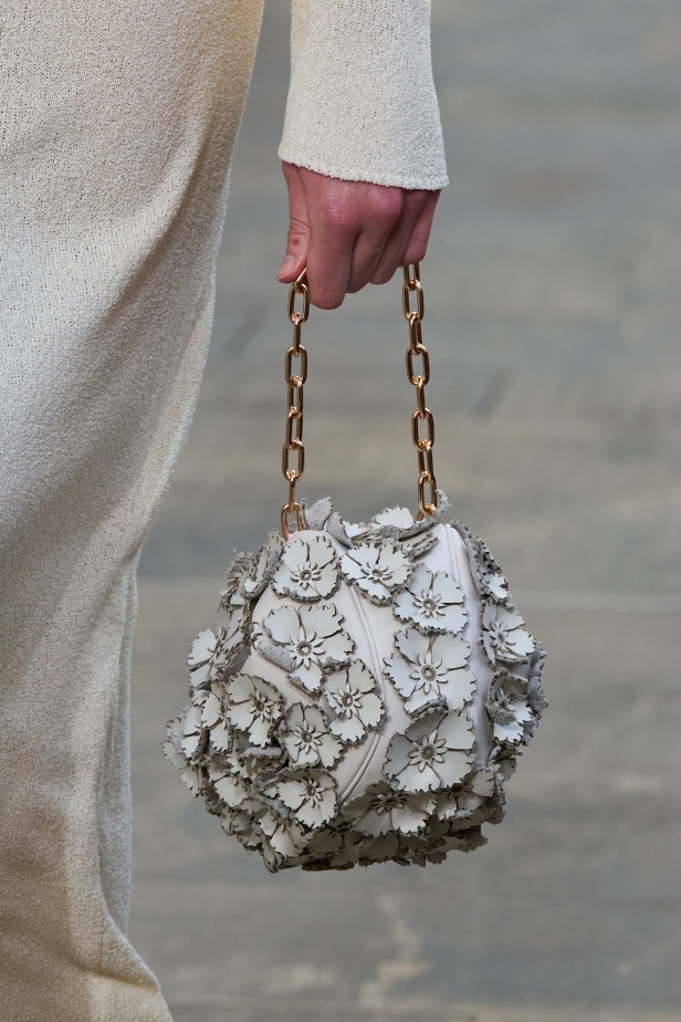 غابرييلا هيرست تحوّل "الأقمشة الميتة" إلى فخامة مستدامة في مجموعة ربيع 2026