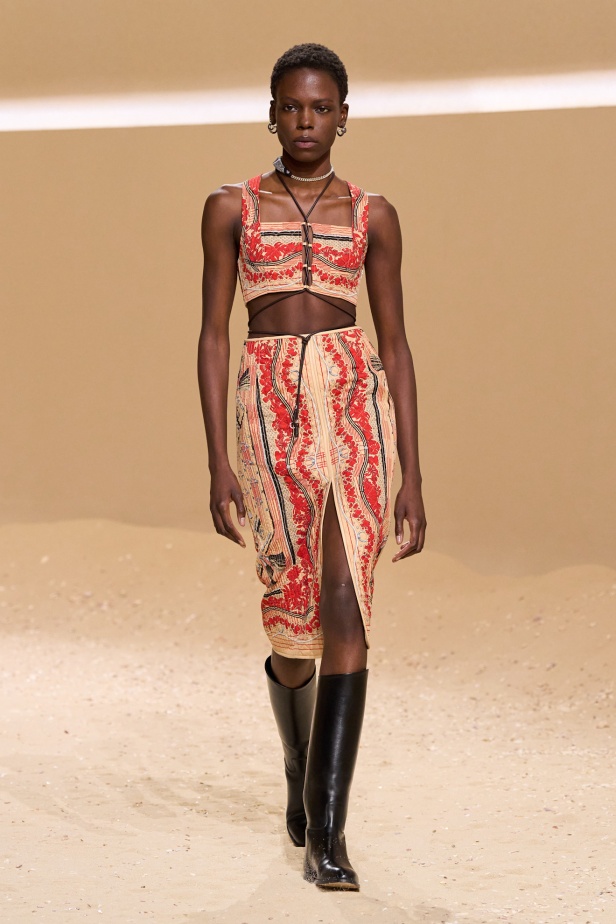 مجموعة Hermès لربيع وصيف 2026... قصيدة للحرية المطلقة والأنوثة الواثقة