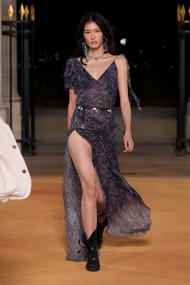 شمس الصحراء وأناقة الترحال في مجموعة Isabel Marant ربيع وصيف 2026