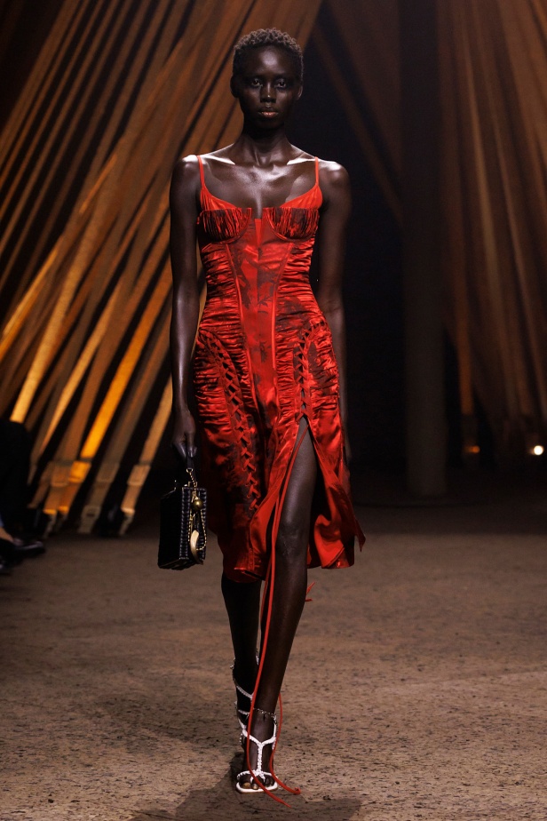  توازن الدقّة والعاطفة في مجموعة McQueen ربيع وصيف 2026