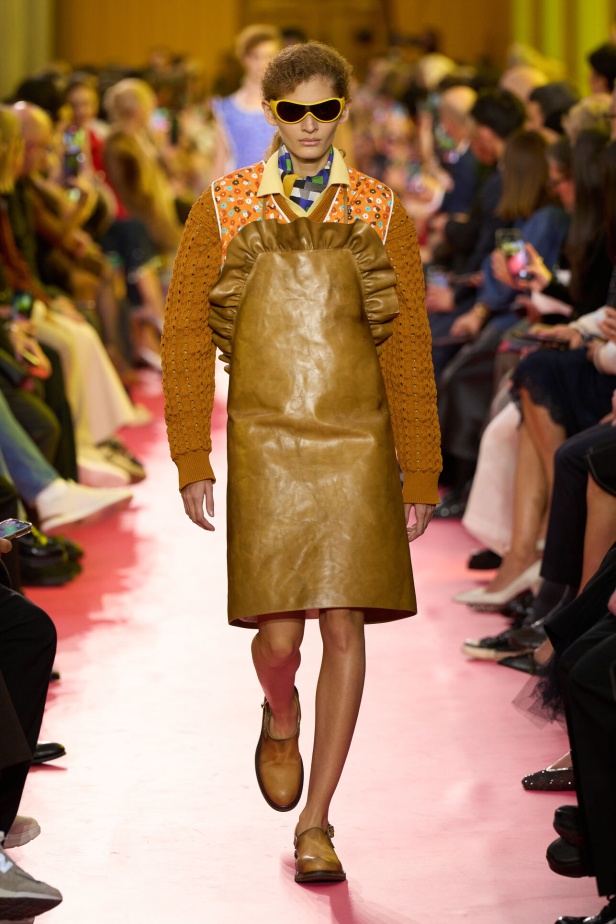 مجموعة ميو ميو لربيع وصيف 2026 تُسلّط الضوء على إطلالات المرأة العاملة