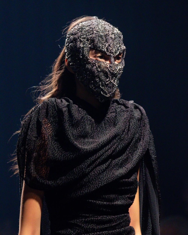 علامة 1886 تقدّم مجموعتها "Capital Affair" في أسبوع الأزياء في الرياض 2025: القوة في الأزياء من منظورٍ جيل المستقبل