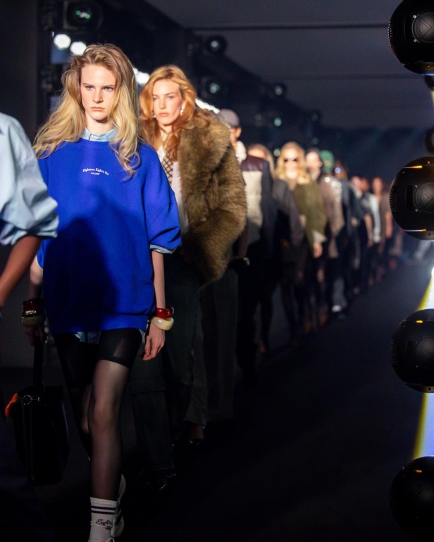 علامة 1886 تقدّم مجموعتها "Capital Affair" في أسبوع الأزياء في الرياض 2025: القوة في الأزياء من منظورٍ جيل المستقبل