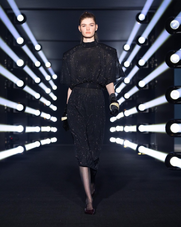 علامة 1886 تقدّم مجموعتها "Capital Affair" في أسبوع الأزياء في الرياض 2025: القوة في الأزياء من منظورٍ جيل المستقبل