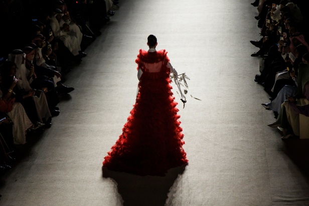 حين تتحول الأزياء إلى أداء في مجموعة "تذكرة إلى المسرح" من Atelier Hekayat (فيديو)