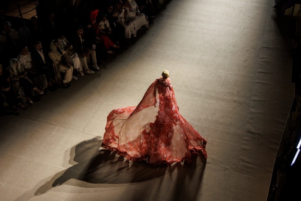 حين تتحول الأزياء إلى أداء في مجموعة "تذكرة إلى المسرح" من Atelier Hekayat (فيديو)