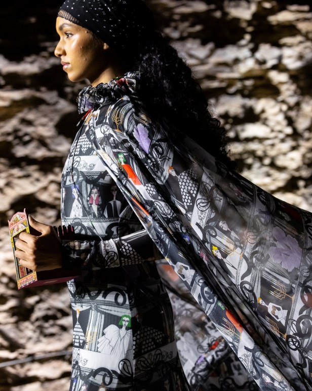 حين تتحول الأزياء إلى أداء في مجموعة "تذكرة إلى المسرح" من Atelier Hekayat (فيديو)