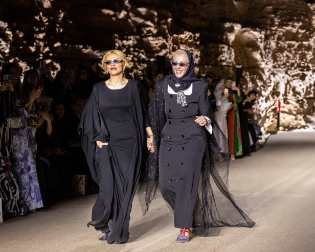 حين تتحول الأزياء إلى أداء في مجموعة "تذكرة إلى المسرح" من Atelier Hekayat (فيديو)