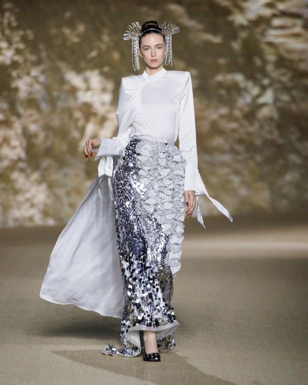 حين تتحول الأزياء إلى أداء في مجموعة "تذكرة إلى المسرح" من Atelier Hekayat (فيديو)