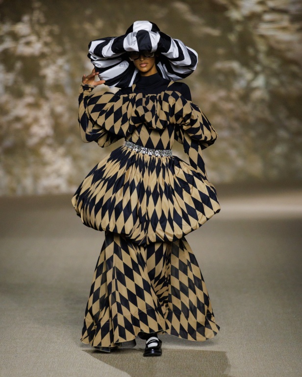 حين تتحول الأزياء إلى أداء في مجموعة "تذكرة إلى المسرح" من Atelier Hekayat (فيديو)