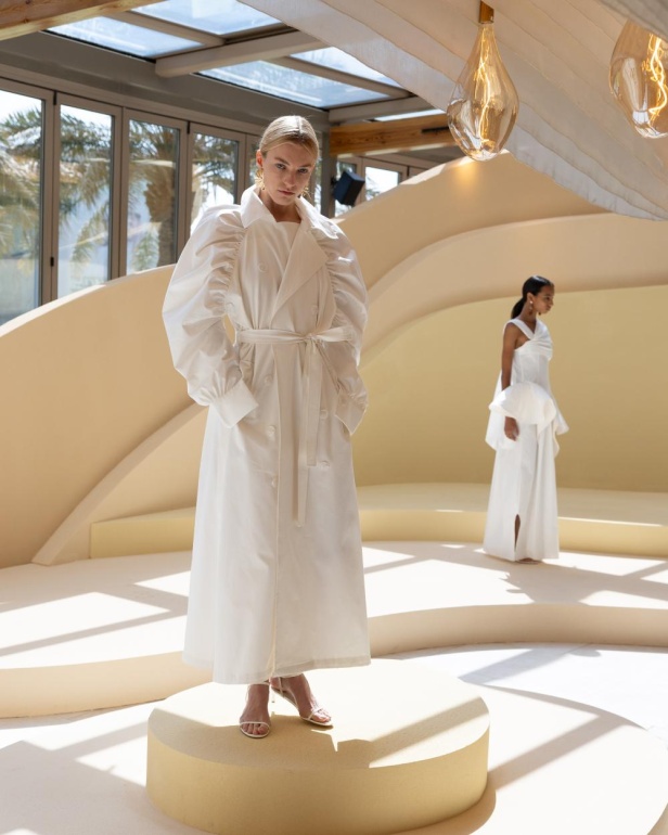 من مجموعة “سرّ الحديقة”، فستان أسود بأكمام مزينة بسوار ذهبي أنيق