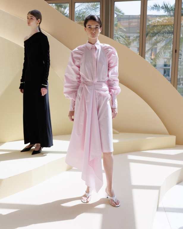 من مجموعة “سرّ الحديقة”، فستان أسود بأكمام مزينة بسوار ذهبي أنيق