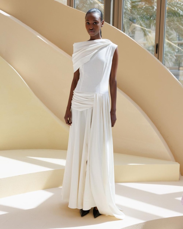 من مجموعة “سرّ الحديقة”، فستان أسود بأكمام مزينة بسوار ذهبي أنيق