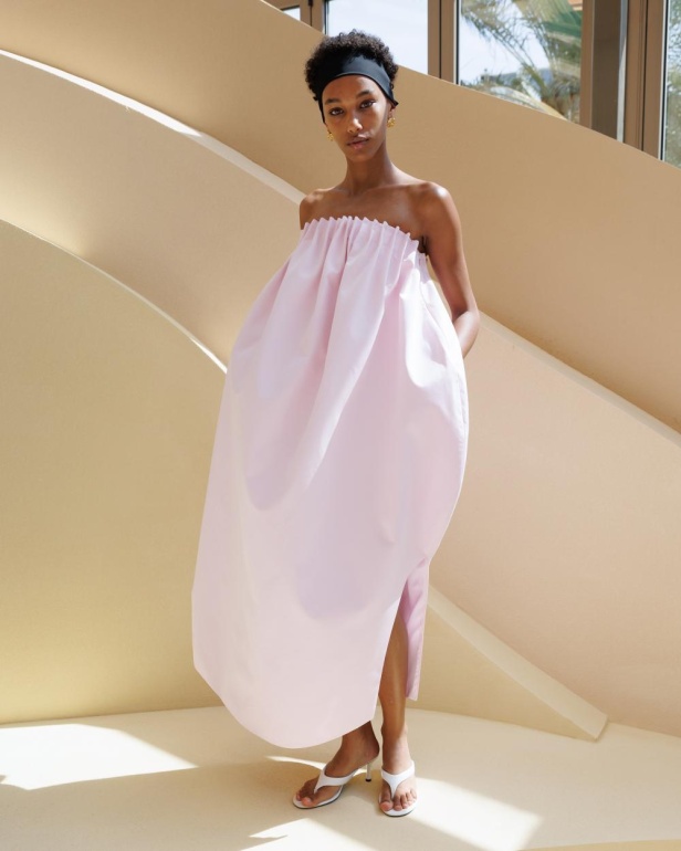 من مجموعة “سرّ الحديقة”، فستان أسود بأكمام مزينة بسوار ذهبي أنيق