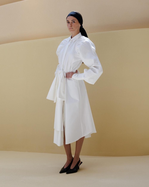 من مجموعة “سرّ الحديقة”، فستان أسود بأكمام مزينة بسوار ذهبي أنيق