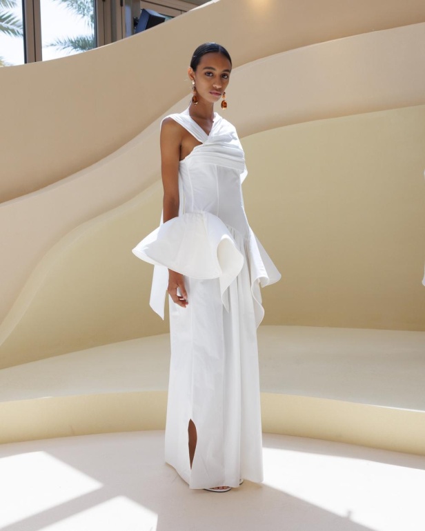 من مجموعة “سرّ الحديقة”، فستان أسود بأكمام مزينة بسوار ذهبي أنيق