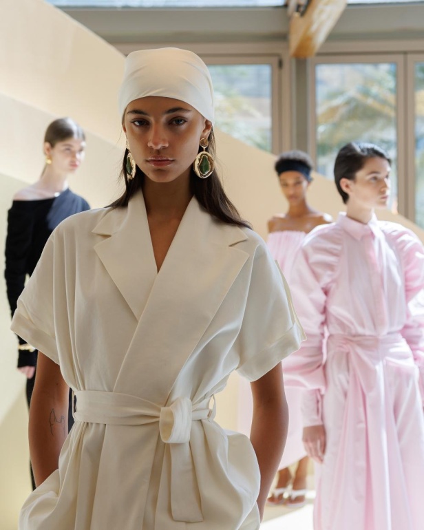 من مجموعة “سرّ الحديقة”، فستان أسود بأكمام مزينة بسوار ذهبي أنيق