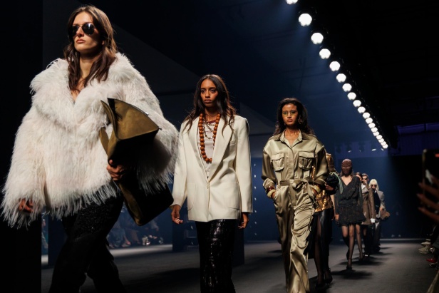 علامة 1886 تقدّم مجموعتها "Capital Affair" في أسبوع الأزياء في الرياض 2025: القوة في الأزياء من منظورٍ جيل المستقبل