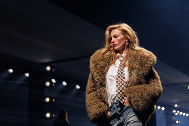 علامة 1886 تقدّم مجموعتها "Capital Affair" في أسبوع الأزياء في الرياض 2025: القوة في الأزياء من منظورٍ جيل المستقبل