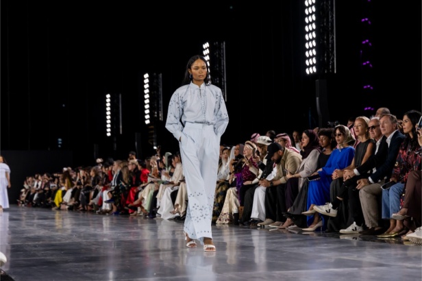 رحلة التحوّل: منى الشبل بين الدقّة والعاطفة في ربيع وصيف 2026