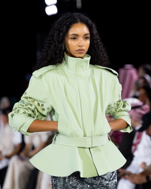 رحلة التحوّل: منى الشبل بين الدقّة والعاطفة في ربيع وصيف 2026