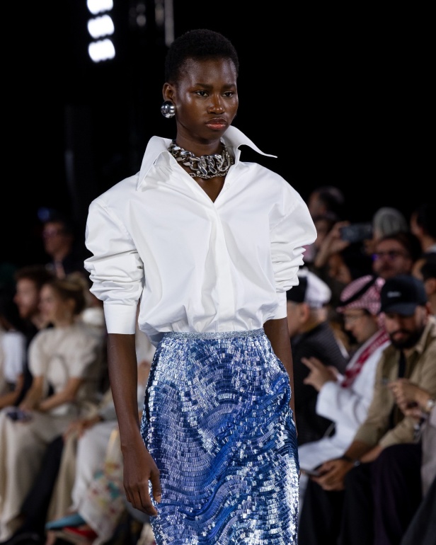 رحلة التحوّل: منى الشبل بين الدقّة والعاطفة في ربيع وصيف 2026