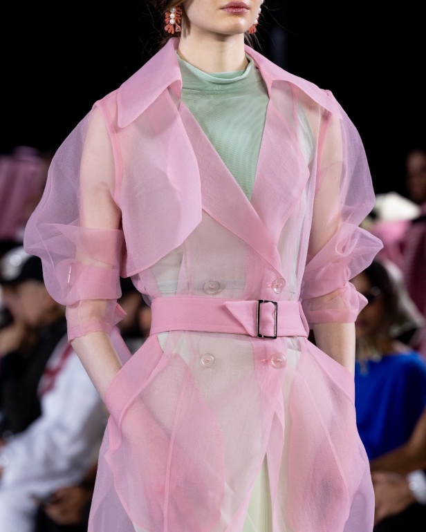 رحلة التحوّل: منى الشبل بين الدقّة والعاطفة في ربيع وصيف 2026