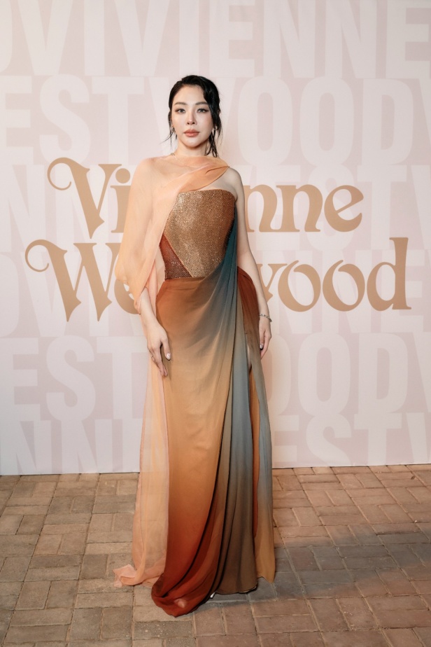 حين تلتقي الحِرفة البريطانية بالذاكرة السعودية... عرض Vivienne Westwood في أول مشاركة للدار في أسبوع الأزياء في الرياض