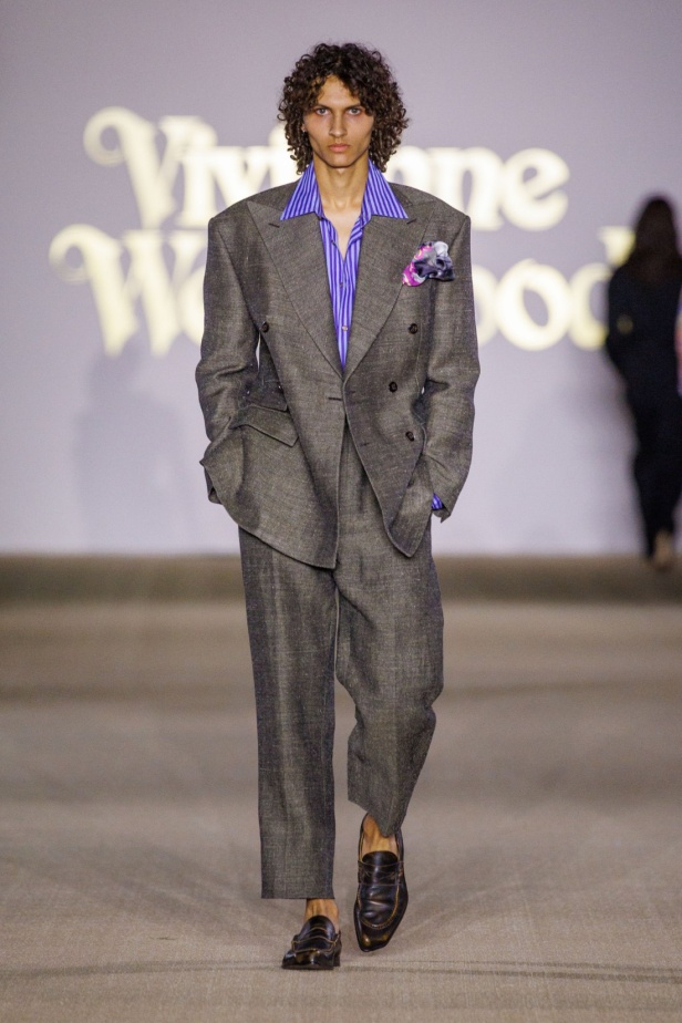 حين تلتقي الحِرفة البريطانية بالذاكرة السعودية... عرض Vivienne Westwood في أول مشاركة للدار في أسبوع الأزياء في الرياض