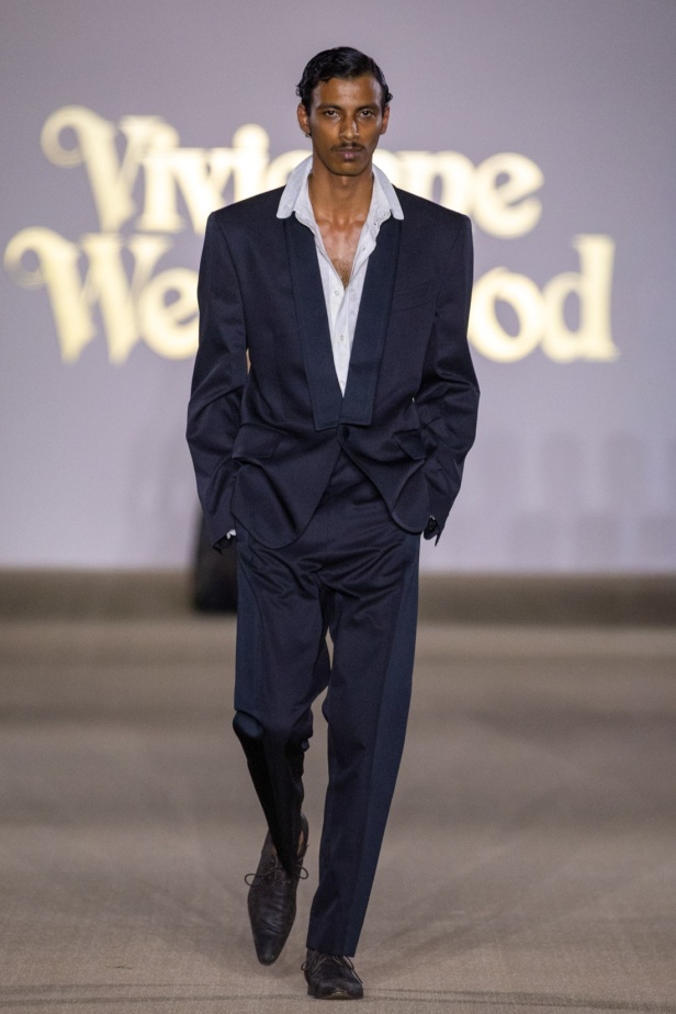 حين تلتقي الحِرفة البريطانية بالذاكرة السعودية... عرض Vivienne Westwood في أول مشاركة للدار في أسبوع الأزياء في الرياض