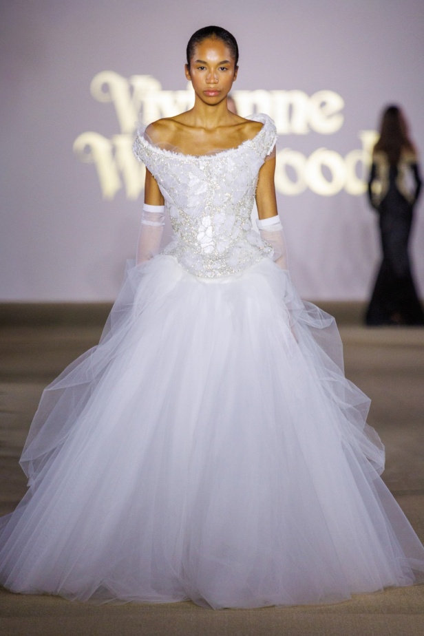 حين تلتقي الحِرفة البريطانية بالذاكرة السعودية... عرض Vivienne Westwood في أول مشاركة للدار في أسبوع الأزياء في الرياض