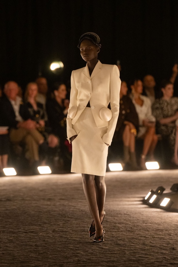 مجموعة Schiaparelli لربيع 2026... عندما يتحول "الرقص في الظلام" إلى تصاميم نابضة بالجاذبية والتألق