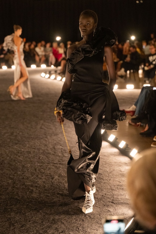 مجموعة Schiaparelli لربيع 2026... عندما يتحول "الرقص في الظلام" إلى تصاميم نابضة بالجاذبية والتألق