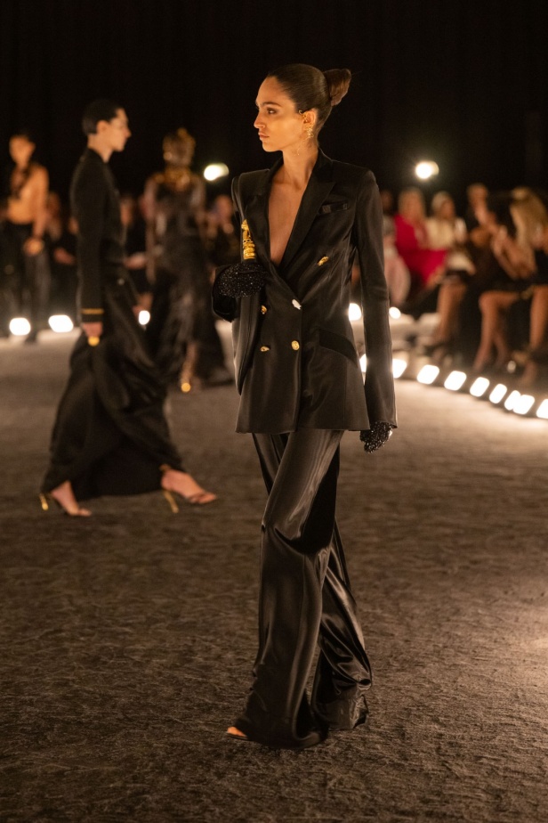 مجموعة Schiaparelli لربيع 2026... عندما يتحول "الرقص في الظلام" إلى تصاميم نابضة بالجاذبية والتألق