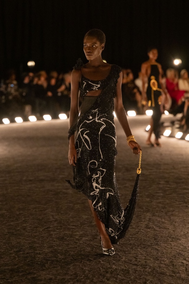 مجموعة Schiaparelli لربيع 2026... عندما يتحول "الرقص في الظلام" إلى تصاميم نابضة بالجاذبية والتألق