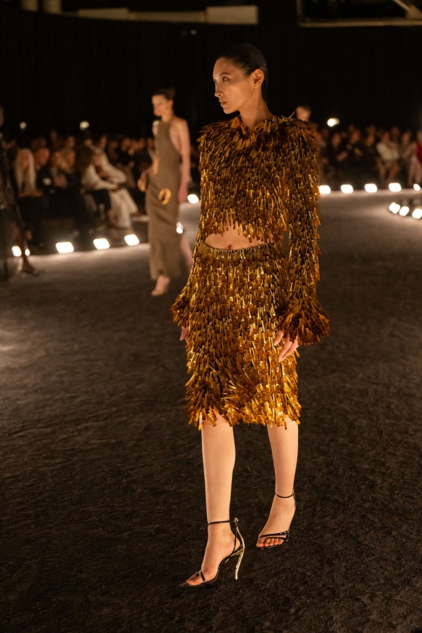 مجموعة Schiaparelli لربيع 2026... عندما يتحول "الرقص في الظلام" إلى تصاميم نابضة بالجاذبية والتألق