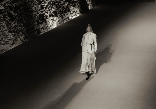 العلامة السعودية Abadia تكتب قصيدة البحر في مجموعة خريف وشتاء 2025 من أسبوع الأزياء في الرياض (فيديو)