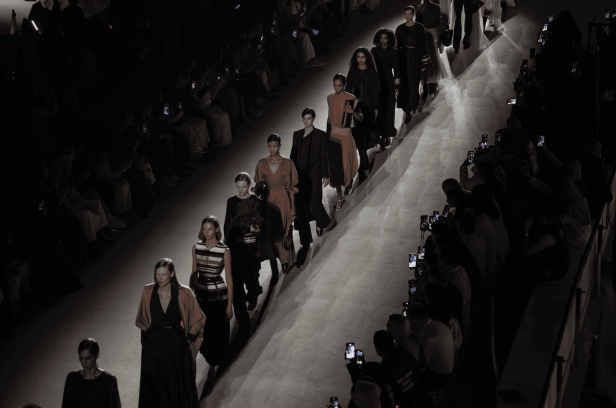 العلامة السعودية Abadia تكتب قصيدة البحر في مجموعة خريف وشتاء 2025 من أسبوع الأزياء في الرياض (فيديو)