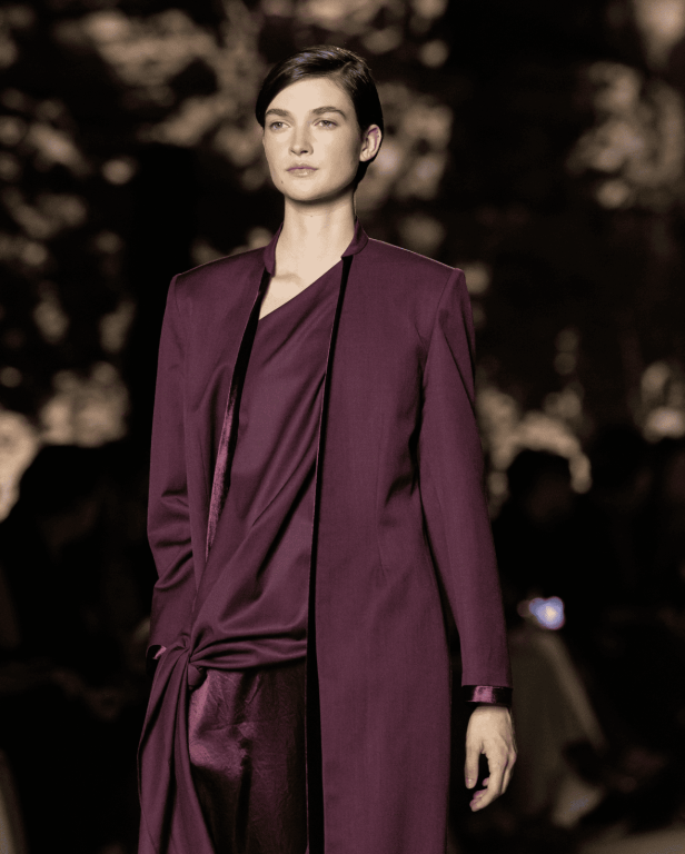 العلامة السعودية Abadia تكتب قصيدة البحر في مجموعة خريف وشتاء 2025 من أسبوع الأزياء في الرياض (فيديو)