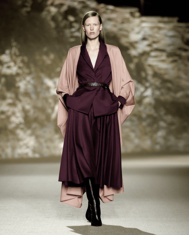 العلامة السعودية Abadia تكتب قصيدة البحر في مجموعة خريف وشتاء 2025 من أسبوع الأزياء في الرياض (فيديو)