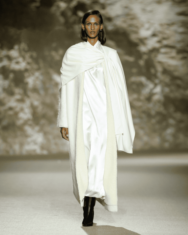 العلامة السعودية Abadia تكتب قصيدة البحر في مجموعة خريف وشتاء 2025 من أسبوع الأزياء في الرياض (فيديو)