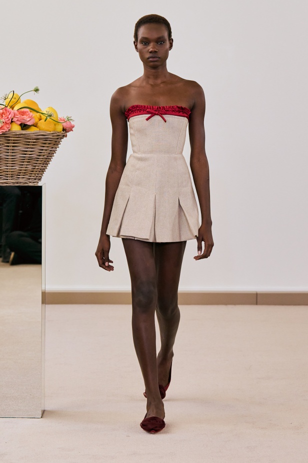 مجموعة "جيامباتيستا فالي" لربيع وصيف 2026... لقاء المينيمالية بالماكسيمالية في حوار آسر