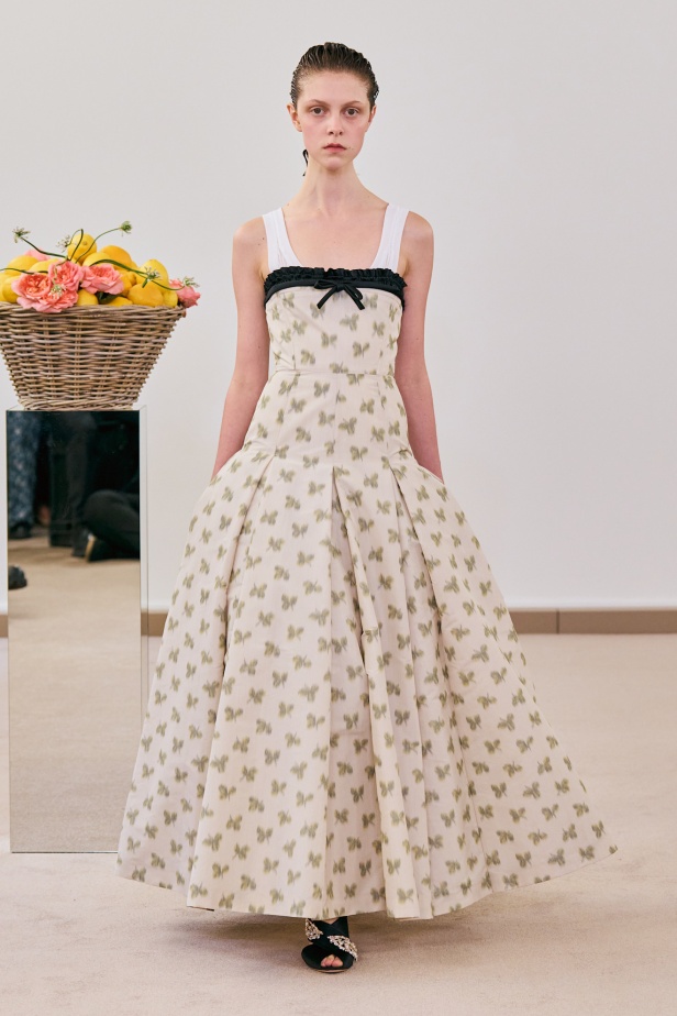 مجموعة "جيامباتيستا فالي" لربيع وصيف 2026... لقاء المينيمالية بالماكسيمالية في حوار آسر