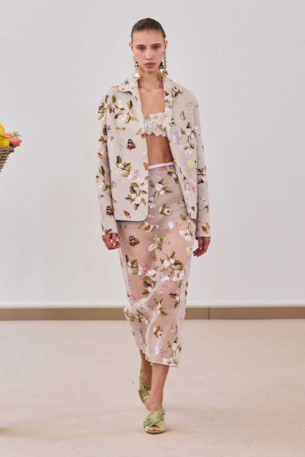 مجموعة "جيامباتيستا فالي" لربيع وصيف 2026... لقاء المينيمالية بالماكسيمالية في حوار آسر