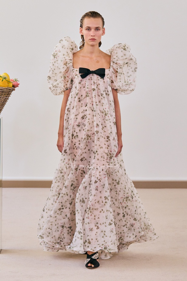 مجموعة "جيامباتيستا فالي" لربيع وصيف 2026... لقاء المينيمالية بالماكسيمالية في حوار آسر