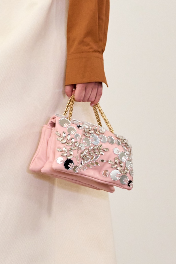 مجموعة "جيامباتيستا فالي" لربيع وصيف 2026... لقاء المينيمالية بالماكسيمالية في حوار آسر