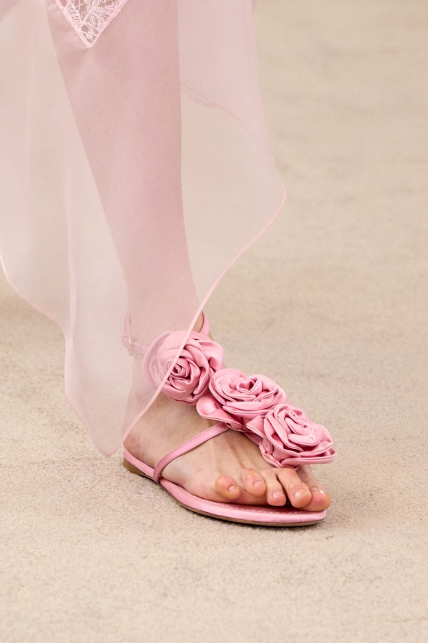 مجموعة "جيامباتيستا فالي" لربيع وصيف 2026... لقاء المينيمالية بالماكسيمالية في حوار آسر