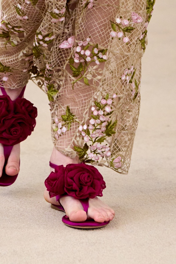 مجموعة "جيامباتيستا فالي" لربيع وصيف 2026... لقاء المينيمالية بالماكسيمالية في حوار آسر