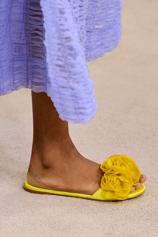 مجموعة "جيامباتيستا فالي" لربيع وصيف 2026... لقاء المينيمالية بالماكسيمالية في حوار آسر