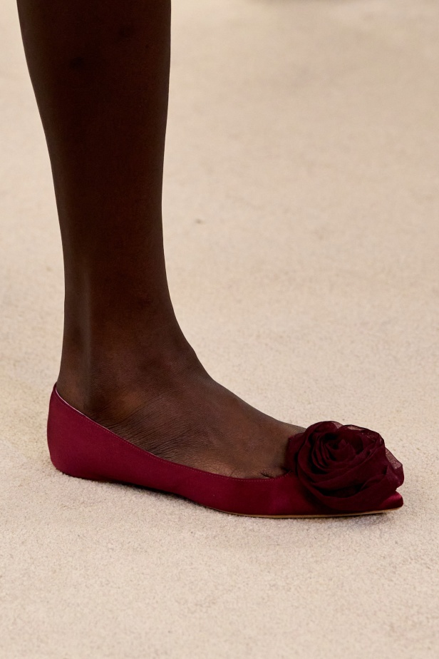 مجموعة "جيامباتيستا فالي" لربيع وصيف 2026... لقاء المينيمالية بالماكسيمالية في حوار آسر